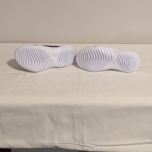 Nike flex runners child size 11. Like New. - Picture 4 of 7